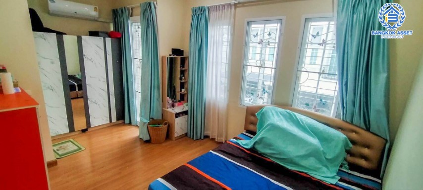 *****ทาวน์เฮ้าส์มือสอง ม.โกลเด้นทาวน์ รามอินทรา-วงแหวน เนื้อที่กว้าง 19 ตร.ว. ฟังก์ชั่นจัดเต็ม 4 ห้องนอน 3 ห้องน้ำ 2 ที่จอดรถ สภาพบ้านใหม่เอี่ยม ต่อเติมพร้อมเข้าอยู่ได้เลย บนทำศักยภาพ เชื่อมต่อถนนคู้บอน, ถนนกาญจนาภิเษก, ถนนสุขาภิบาล5 เดินทางสะดวกใกล้รถไฟฟ้าสายอนาคตสายสีชมพู และจุดขึ้นทางด่วน "รามอินทรา-อาจณรงค์" จองเลย!